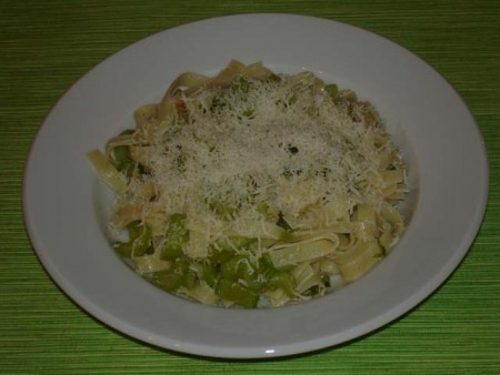 Babiččiny nudle s řapíkatým celerem a parmezánem